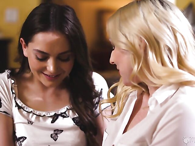 Christie Stevens, Aften Opal - Perfect lesbian sex with a MILF