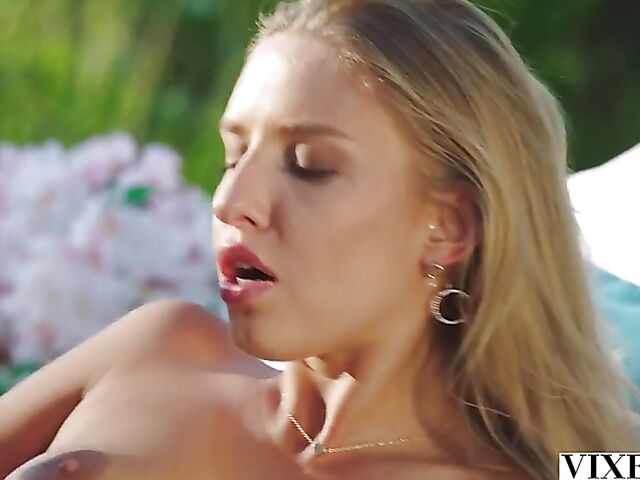 Outdoor sex in the yard with blonde vixen Jaylah De Angelis