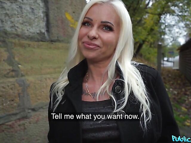 Fake tits MILF blonde Suzi Grande doing it for money 