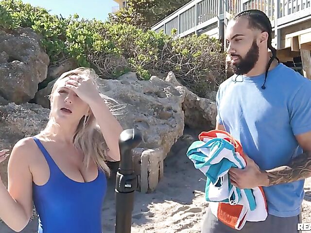 Pool sex with petite and curvy paddleboard teacher Elana Bunnz