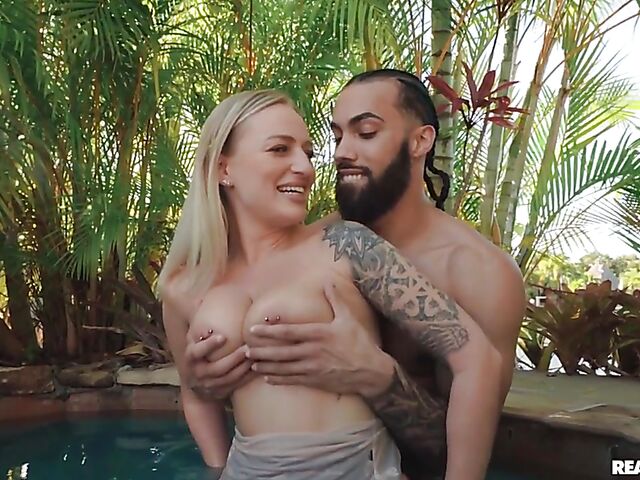 Pool sex with petite and curvy paddleboard teacher Elana Bunnz