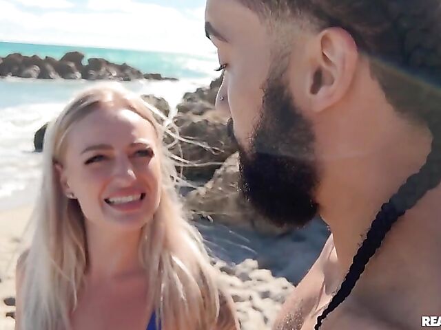 Pool sex with petite and curvy paddleboard teacher Elana Bunnz