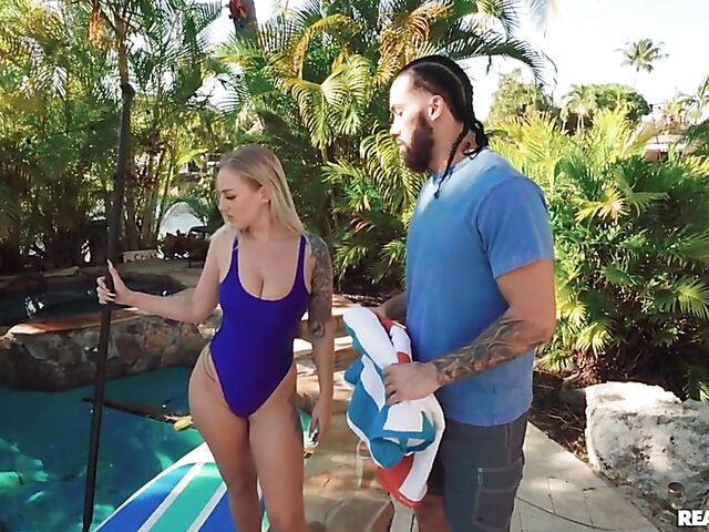 Pool sex with petite and curvy paddleboard teacher Elana Bunnz