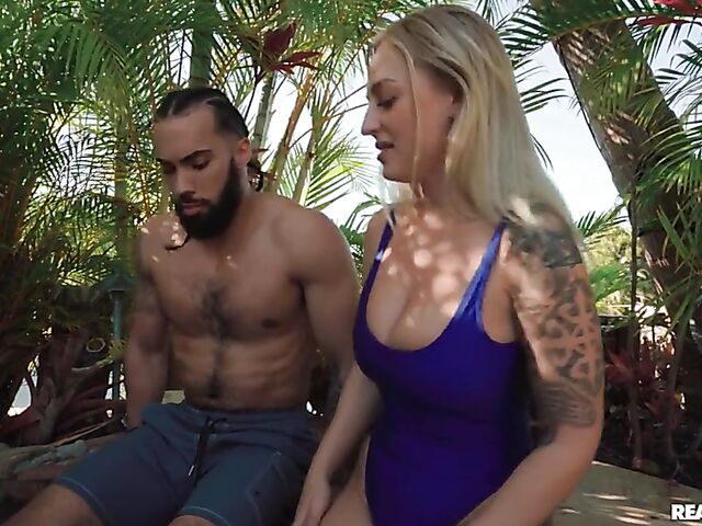 Pool sex with petite and curvy paddleboard teacher Elana Bunnz