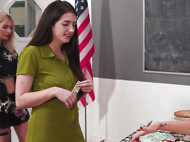 Serene Siren & Chloe Surreal - Lesbian MILF is hungry.. for pussy!