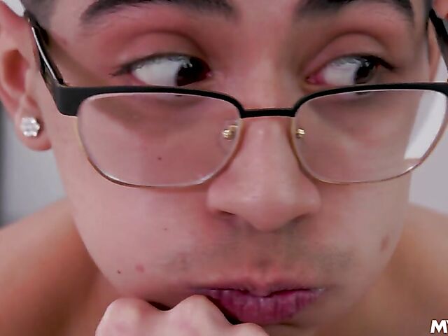 Sarah Taylor - Blondes milf's nude male model is a nerd and she wants to fuck him!