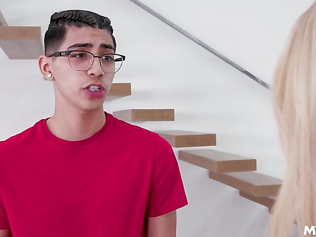 Sarah Taylor - Blondes milf's nude male model is a nerd and she wants to fuck him!