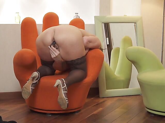 Iris, 55 - Mature leather lover in stockings stripping and masturbating