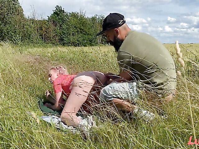 Bonnie and Tommy love outdoor sex in the field