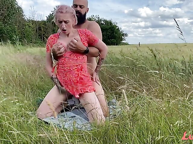 Bonnie and Tommy love outdoor sex in the field