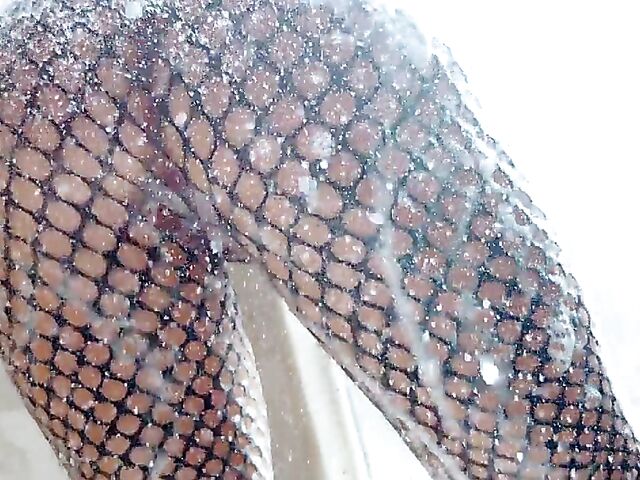 Curvy anal lover in fishnets Savannah Bond gets butt fucked