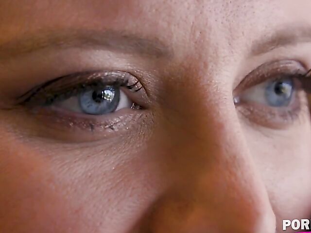 Blue-eyed blonde babe Paris White is so horny