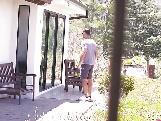 Blue-eyed blonde babe Paris White is so horny