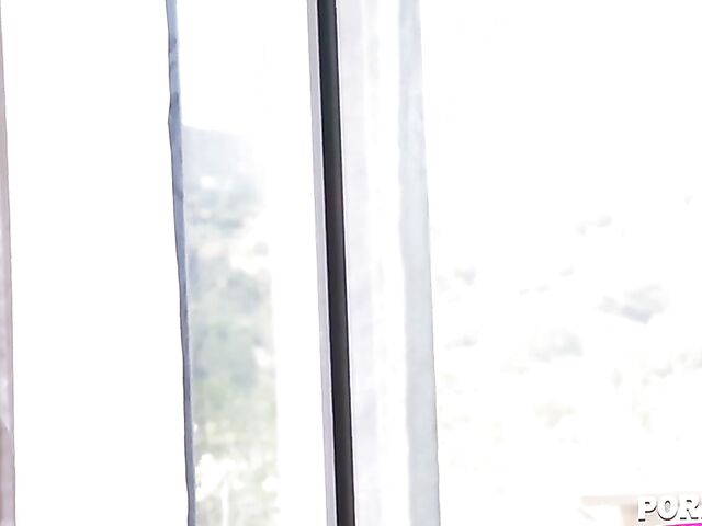 Blue-eyed blonde babe Paris White is so horny