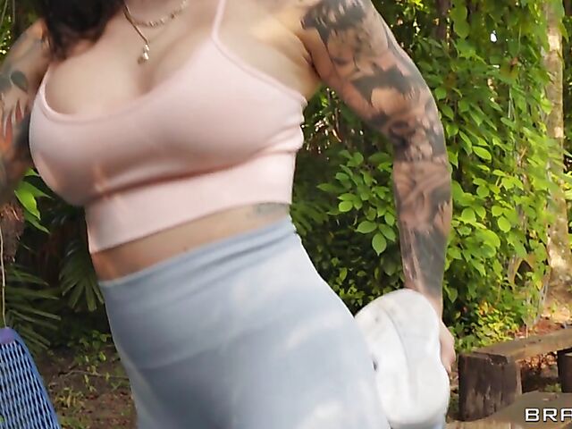 Fitness babe Keisha Grey anal in ripped yoga pants