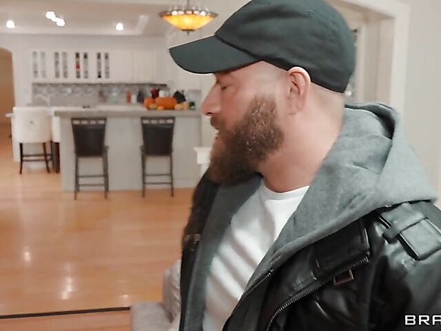 Big booty MILF blonde Jeyla Spice loves getting shagged