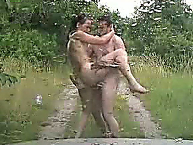 Amateur couple fuck outside in the rain