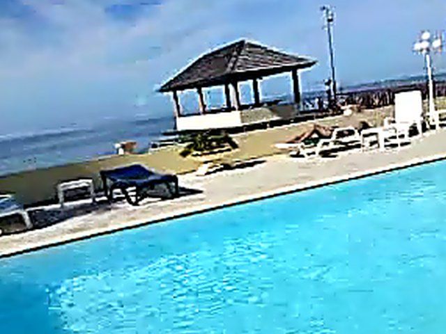 Man masturbates over pretty chicks face