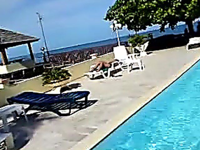 Man masturbates over pretty chicks face