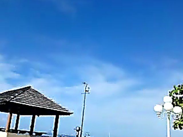 Man masturbates over pretty chicks face