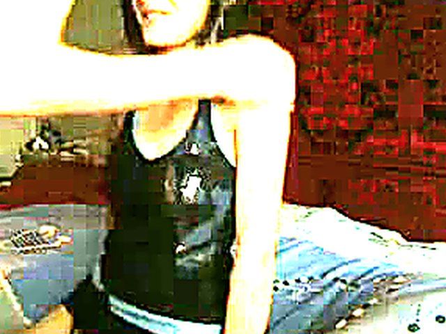 Emo-style babe gets between her boyfriends legs