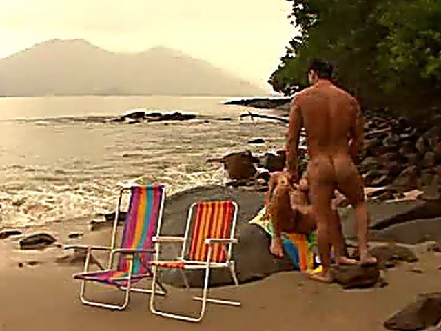 Curvy chick gets her pussy pounded outside