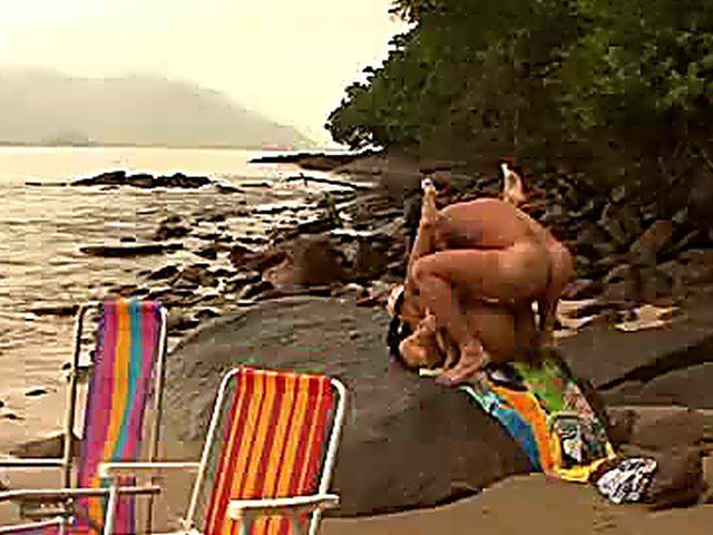 Curvy chick gets her pussy pounded outside