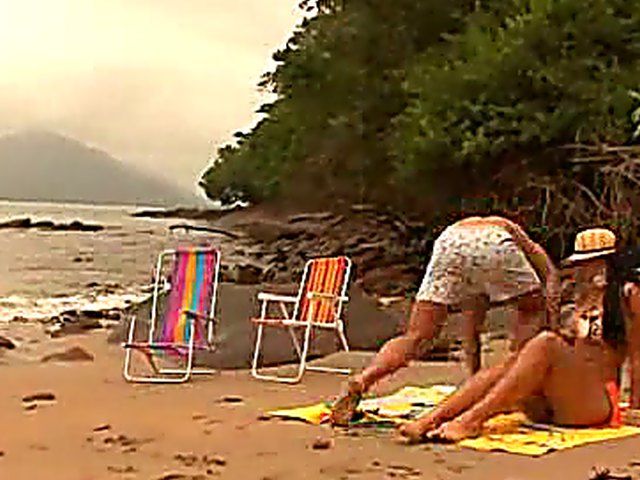 Curvy chick gets her pussy pounded outside