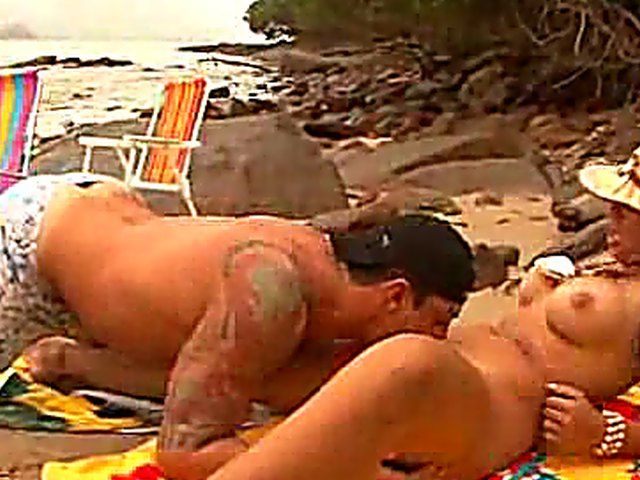 Curvy chick gets her pussy pounded outside