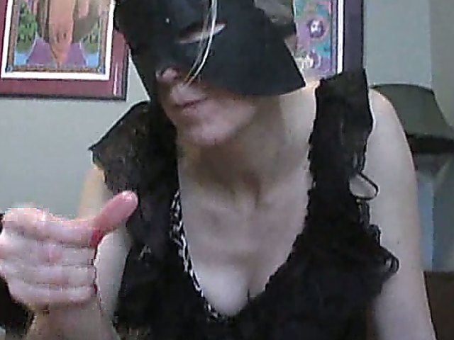 Older woman gets kinky in jerking off session