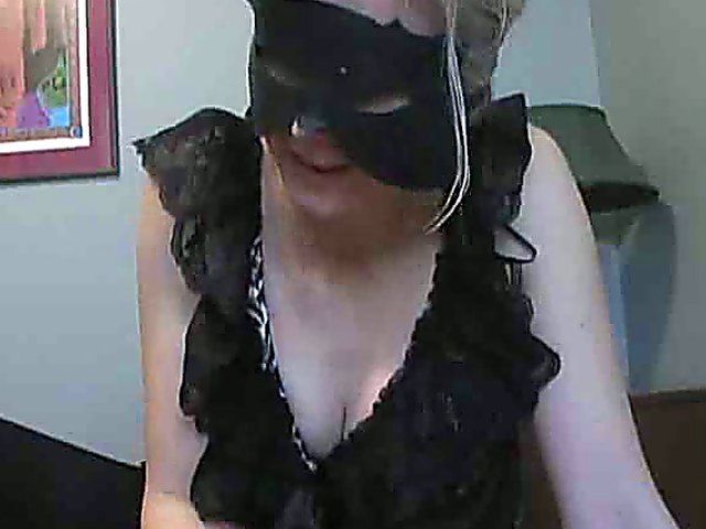 Older woman gets kinky in jerking off session