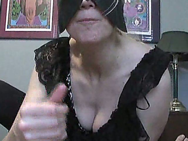 Older woman gets kinky in jerking off session