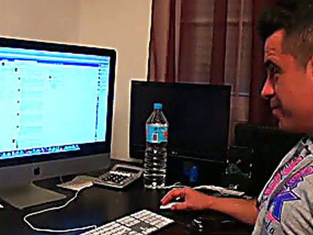 Hunky man gives a sex babe a facial