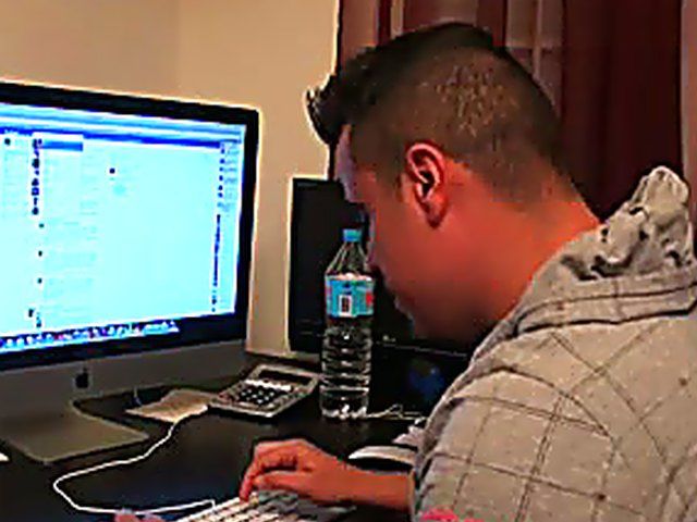 Hunky man gives a sex babe a facial