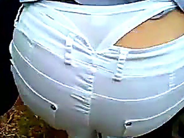 Beautiful girlfriend shows off her great ass 