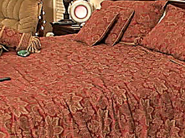 Horny teen needs to scratch her itchy pussy