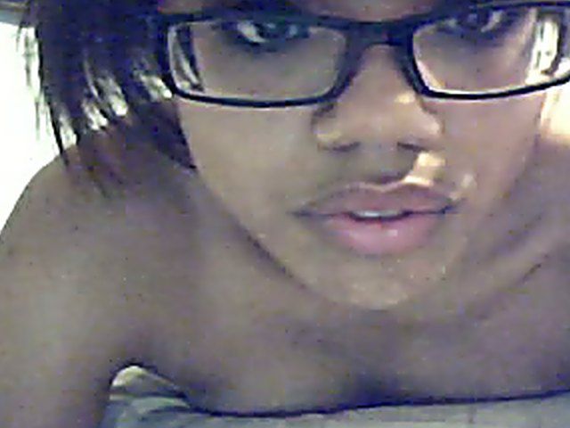 Ebony babe shows of her sexy slender body