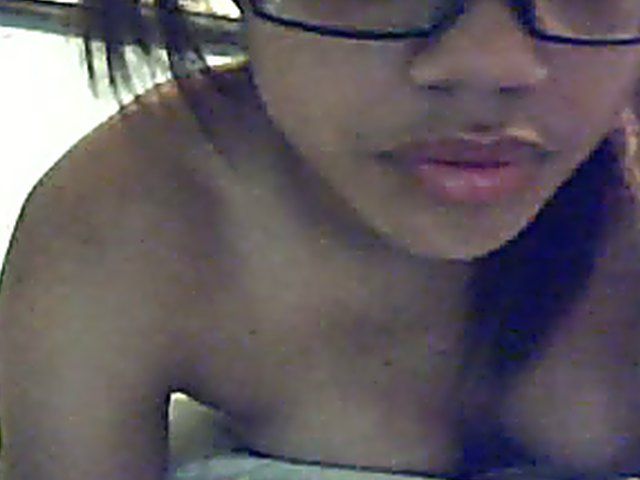 Ebony babe shows of her sexy slender body