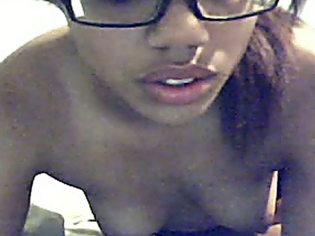 Ebony babe shows of her sexy slender body