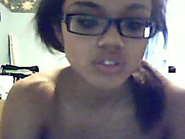 Ebony babe shows of her sexy slender body