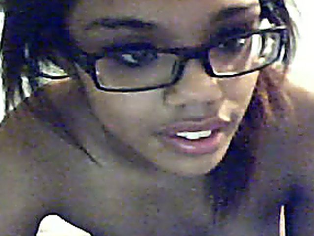 Ebony babe shows of her sexy slender body