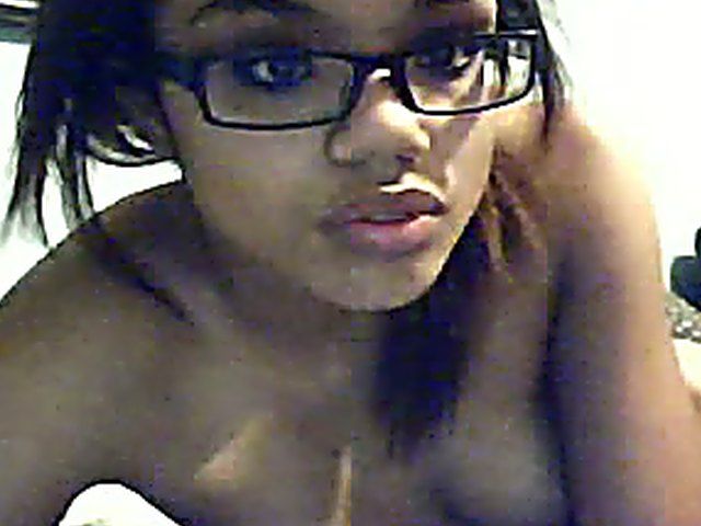 Ebony babe shows of her sexy slender body