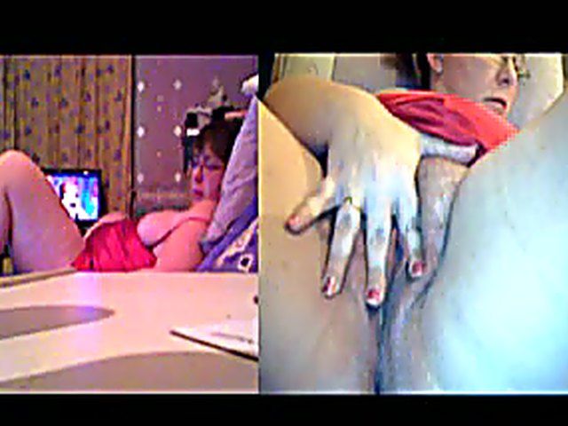 Fat babe plays with her hairy pussy