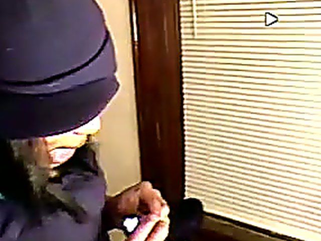 Ebony chick squirts after being fucked