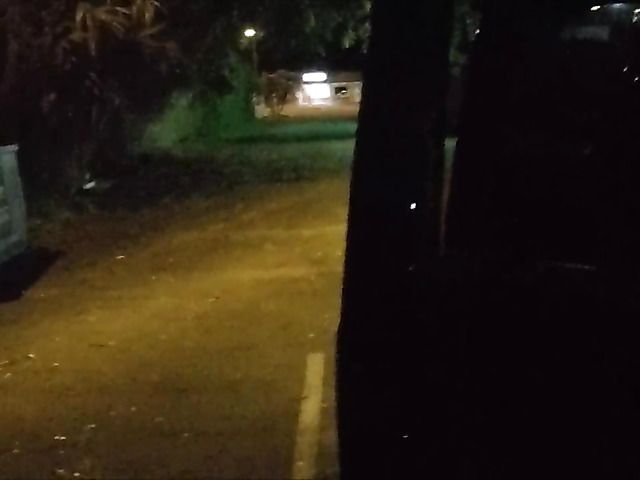 Blonde gives handjob to taxi driver