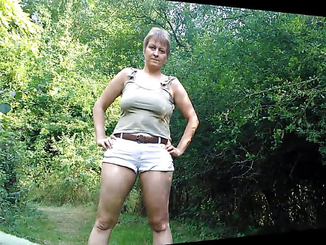 Big ass woman in shorts bares her knockers