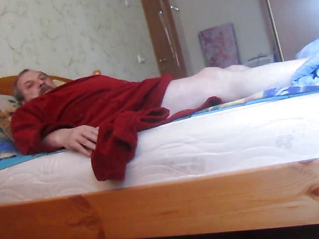 Real mature amateur couple bang on the bed