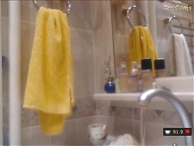 Playful amateur girl poses naked in the bath