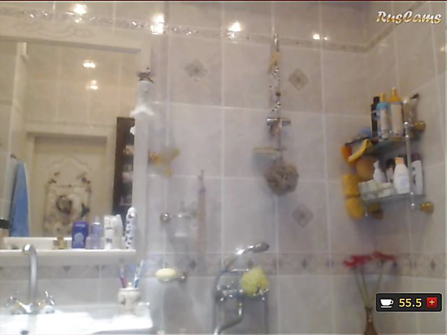 Playful amateur girl poses naked in the bath