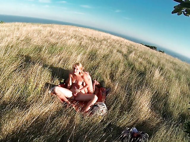 Amateur couple banging in the field